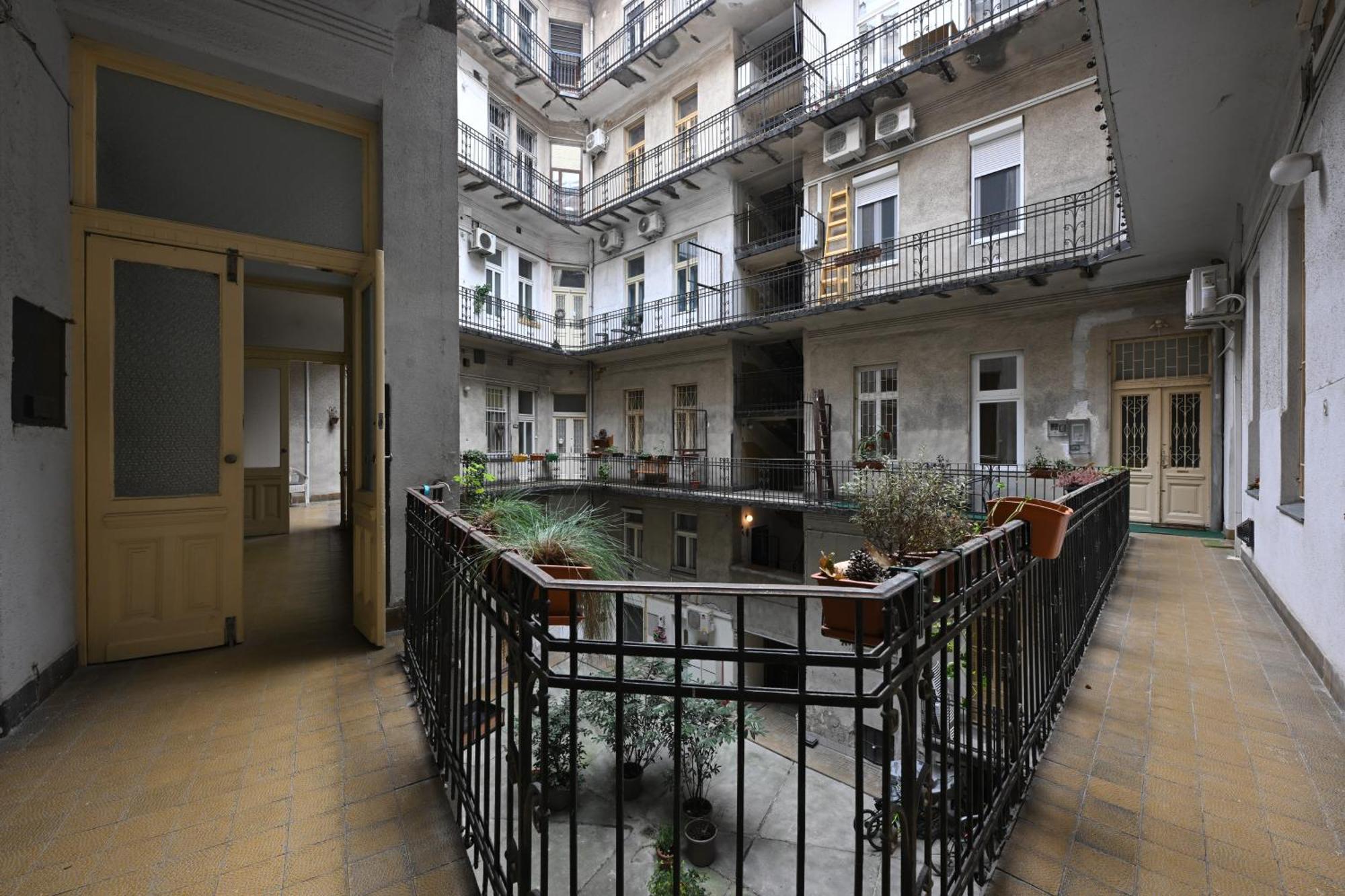 A Quiet Place In The Heart Of The City Будапеща Екстериор снимка